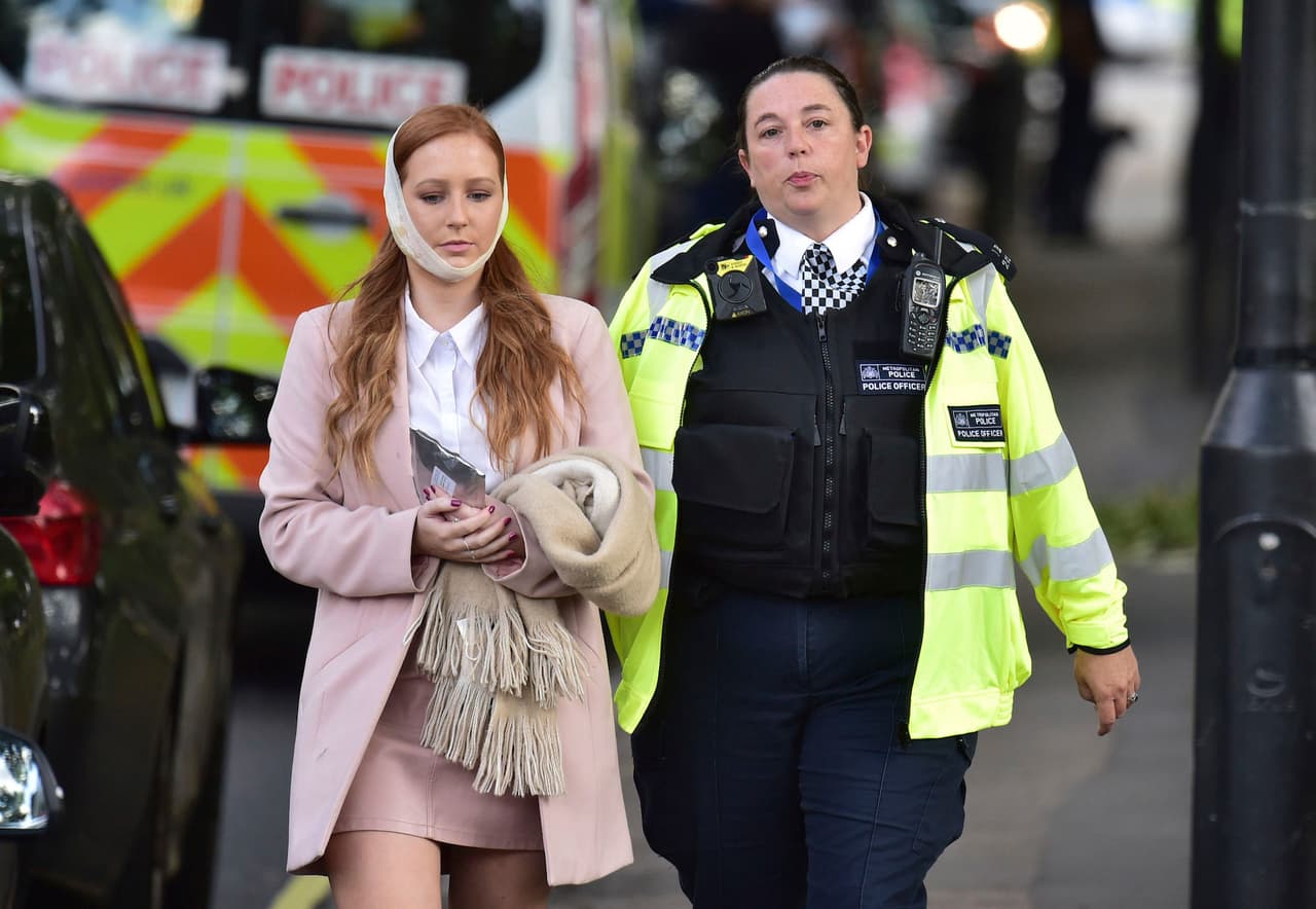 Esta mujer resultó herida en el atentado del metro de Londres y fue atendida por los servicios de seguridad.