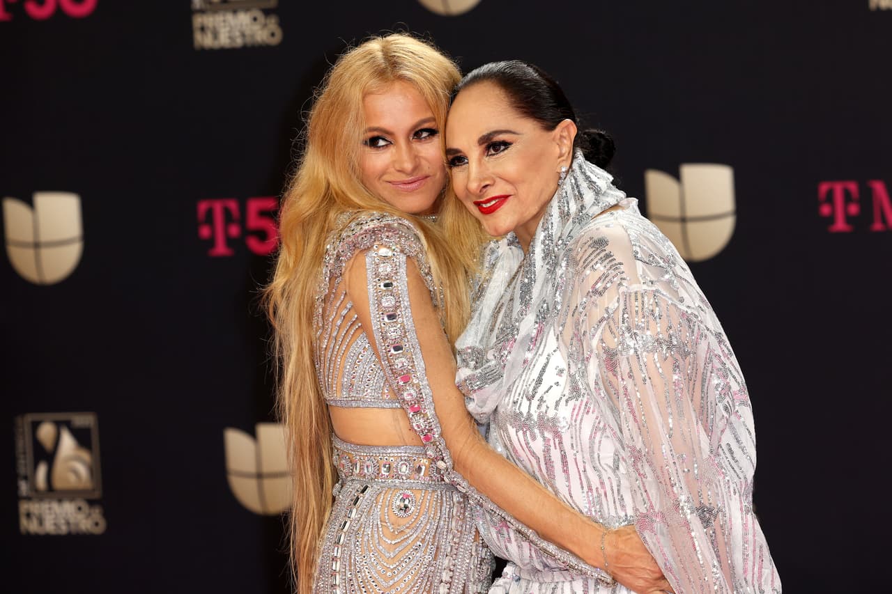 El sabado 2 de julio, Paulina Rubio dio a conocer la noticia sobre la muerte de su madre, Susana Dosamantes, quien padecía de un cáncer de páncreas.