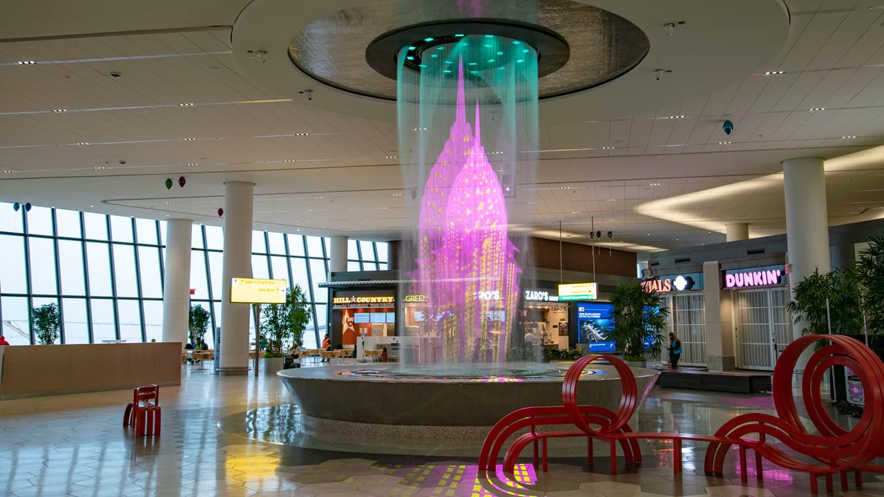 Aclamado como uno de los proyectos de asociación público-privada más grandes en la historia de la aviación estadounidense, la Terminal B sorprende a los neoyorquinos y visitantes por igual con su decoración moderna, y hasta una fuente.