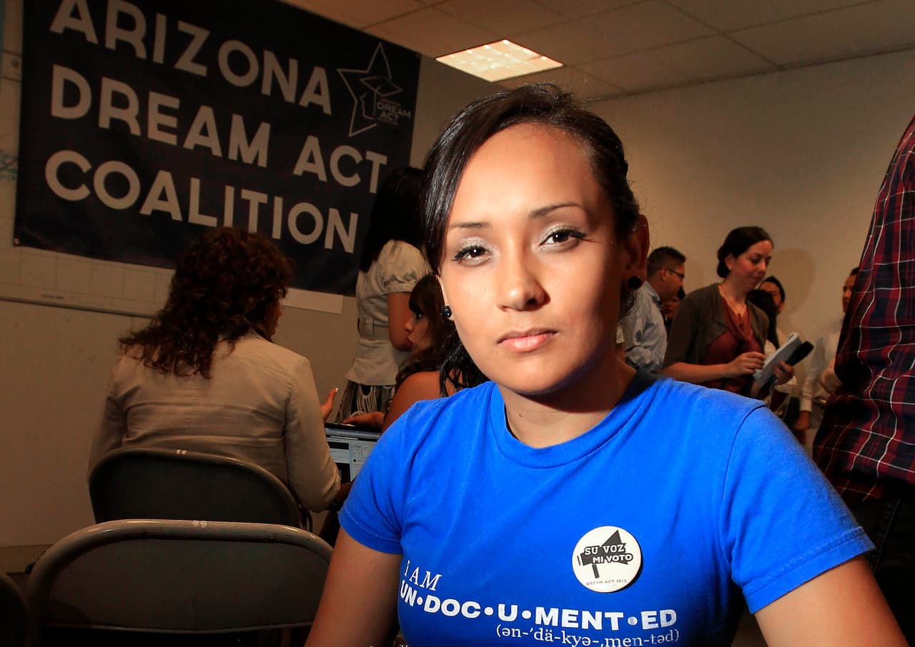 Erika Andiola es una conocida 'Dreamer' que participó en la campaña de Bernie Sanders como estratega y secretaria de prensa para medios hispanos. Andiola nació en México y fue criada en Arizona donde comenzó su activismo en favor de los indocumentados en 2008. Puedes leer su historia 
<a href="http://www.univision.com/noticias/destino-2016/la-dreamer-hispana-erika-andiola-asciende-dentro-de-la-campana-de-bernie-sanders">aquí</a>.