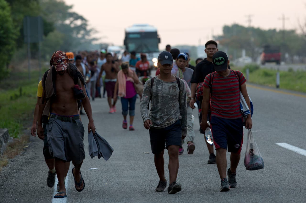 Ana Gabriela Galván, residente que ayudó a proporcionar alimentos a los migrantes en la caravana de octubre, dijo a Reuters que la pequeña ciudad de Chiapas, que limita con Guatemala, se sintió abrumada por el número de centroamericanos."Están invadiendo nuestro terreno", dijo. 
<br>