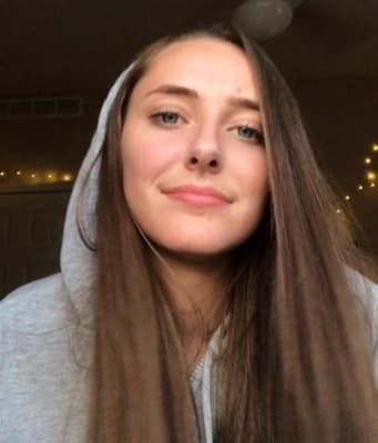 <h3 class="cms-H3-H3">Karlie Lain Gusé</h3>
<br>
<br>Gusé tenía 16 años cuando desapareció en la mañana del 13 de octubre de 2018 en su residencia en el área de White Mountain Estates de Chalfant Valley en el condado de Mono, California. 
<br>
<br>La agencia indica que durante la madrugada de aquel dia, Lain 
<a href="https://www.fbi.gov/wanted/kidnap/karlie-lain-guse" target="_blank">abandonó su casa sin sus pertenencias personales</a> vistiendo un pantalón gris, una camiseta blanca y tenis de la marca Vans. 
<br>
<br>De acuerdo con algunos testigos, la joven fue vista caminando aproximadamente 30 yardas al este de la autopista 6 y 100 yardas al sur de Sierra View Road. 
<br>
<br>A pesar de la exhaustiva búsqueda no se ha podido dar con el paradero de Lain -quien tiene 19 años en la actualidad- ni tampoco se ha puesto en contacto con amigos o familiares. 
<br>
<br>El FBI está ofreciendo una recompensa de hasta 5,000 dólares por información que lleve a su localización.