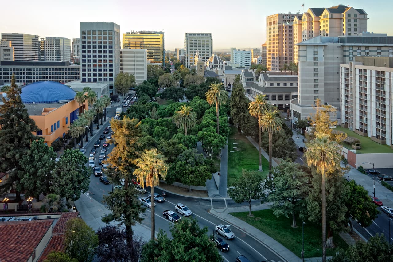 <b>Puesto 15. San José, California.-</b> Con 58.44esta ciudad ocupa el puesto quince de la lista y es una donde se percibe un mejor sueldo inicial en los trabajos. 
<br>