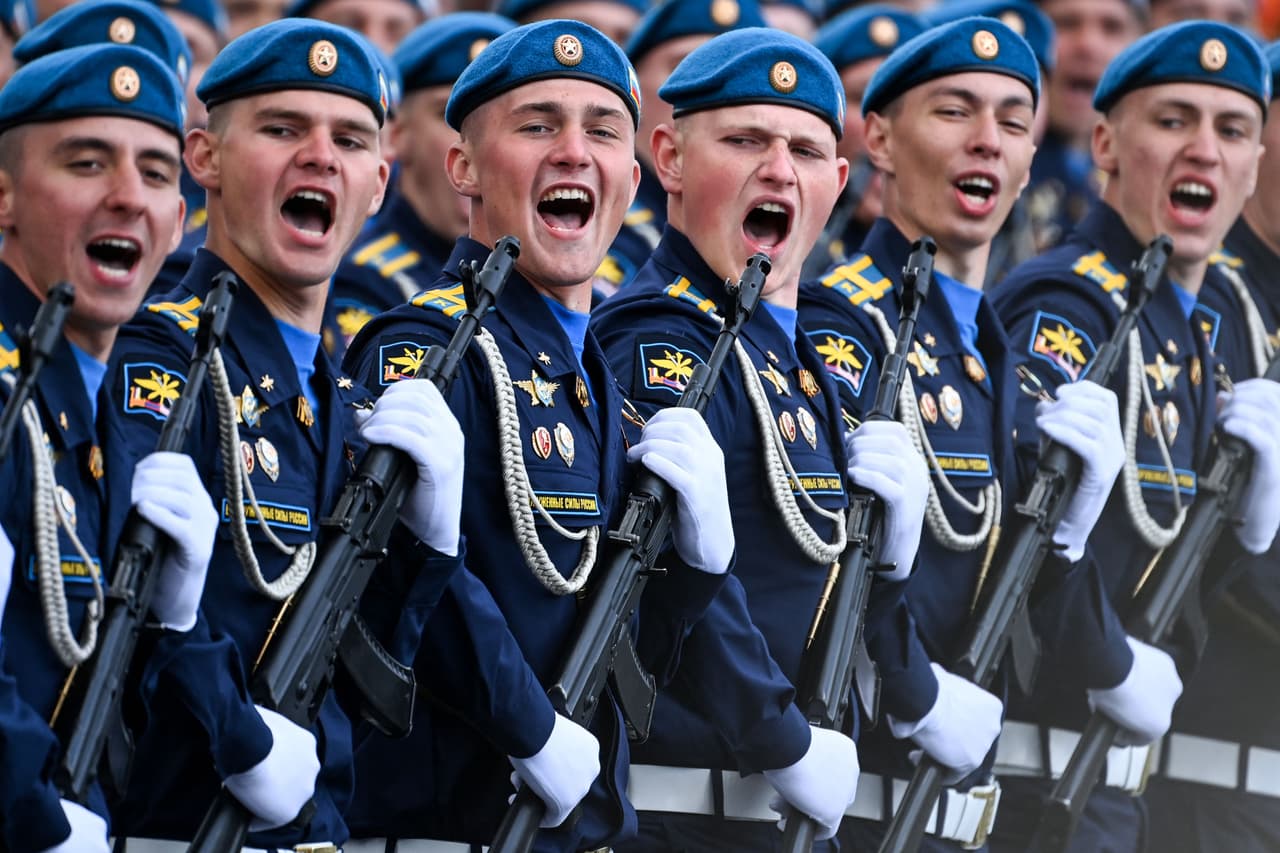 Putin trazó paralelismos entre la lucha del Ejército Rojo contra las tropas nazis y la acción de las fuerzas rusas en Ucrania. Lanzó críticas a Occidente, y no dio indicios de un cambio en las estrategias en Ucrania.
<br>
<br>
<br>