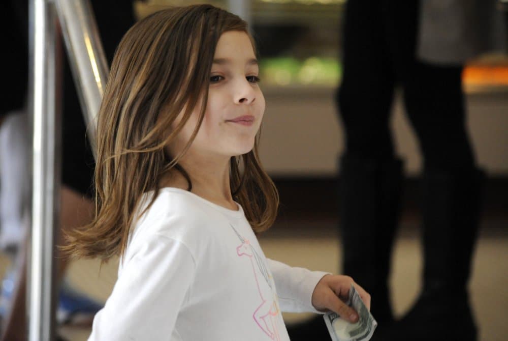 Una niña de 7 años recauda dinero con su puesto de limonada para su operación cerebral