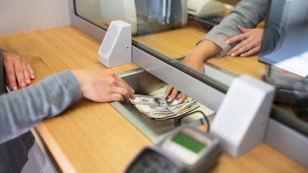 <b>Cambia tu ruta cuando salgas del banco: </b>Evita tus rutas frecuentes cuando retires cualquier cantidad de dinero del banco o cajero; vigila tus alrededores y si crees que alguien te sigue llama de inmediato al 911 para pedir ayuda.