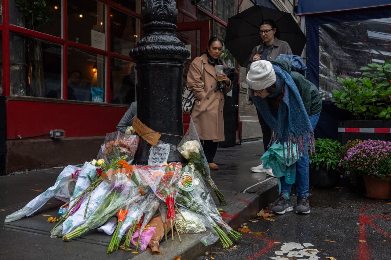 Decenas de fanáticos se reunieron el domingo frente al edificio en Groove Street para rendirle tributo al actor de origen canadiense.
<br>