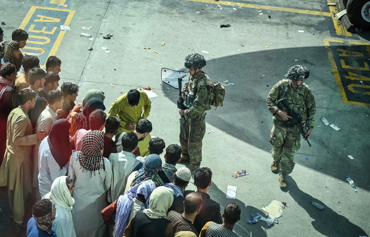 El gobierno alemán advirtió que el caos existente en el aeropuerto de Kabul está impidiendo el aterrizaje y despegue de los vuelos de evacuación, mientras se espera la llegada a la capital afgana de los primeros tres aviones militares de transporte alemanes.