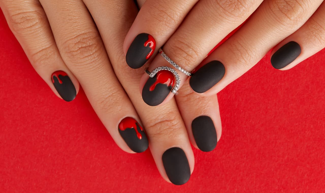 Diseño de uñas con sangre, estilo minimalista