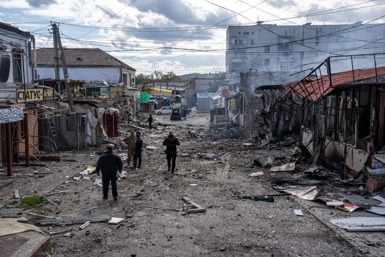 Policías y soldados inspeccionan una zona alcanzada por los bombardeos. En el incidente se alcanzaron “instalaciones de infraestructura crítica”, dijo el jefe adjunto de la oficina presidencial ucraniana, Kyrylo Tymoshenko, en Telegram, sin ofrecer más detalles.