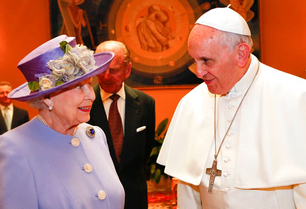 La reina conversa con el papa Francisco en El Vaticano, el 3 de abril de 2014. La monarca ha conocido a cuatro jerarcas de la Iglesia católica, comenzando con Pío XII, quien era pontífice en 1951, el año en que ella asumió el trono.