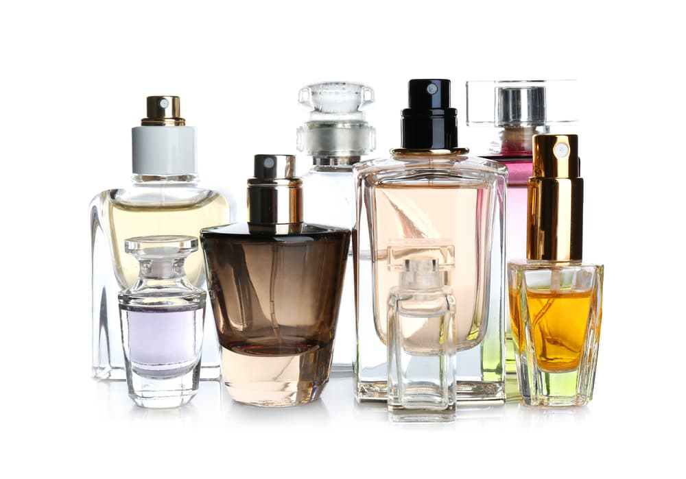 Ahora deja caer unas cuantas gotas de cada uno de los sietes perfumes de distintas esencias en tu nueva mezcla.