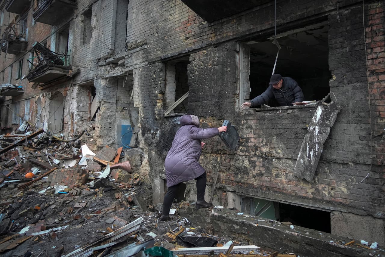 En Kiev, con 3 millones de habitantes, el gobierno dijo que el agua y la calefacción solo habían podido restablecerse la mañana del jueves en los edificios residenciales.
<br>
<br>Ya muy entrada la noche del miércoles, el subjefe de la oficina de la presidencia ucraniana dijo que Kiev y más de una decena de regiones, incluidas Leópolis y Odesa en el sur, se habían vuelto a conectar a la red eléctrica.
