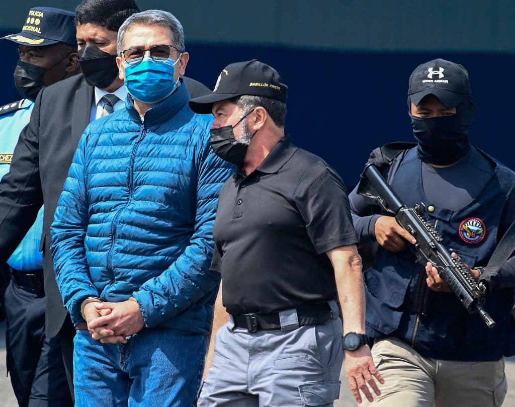 Abogados, rabinos y un detective en YouTube: la peculiar defensa del expresidente de Honduras Juan Hernández