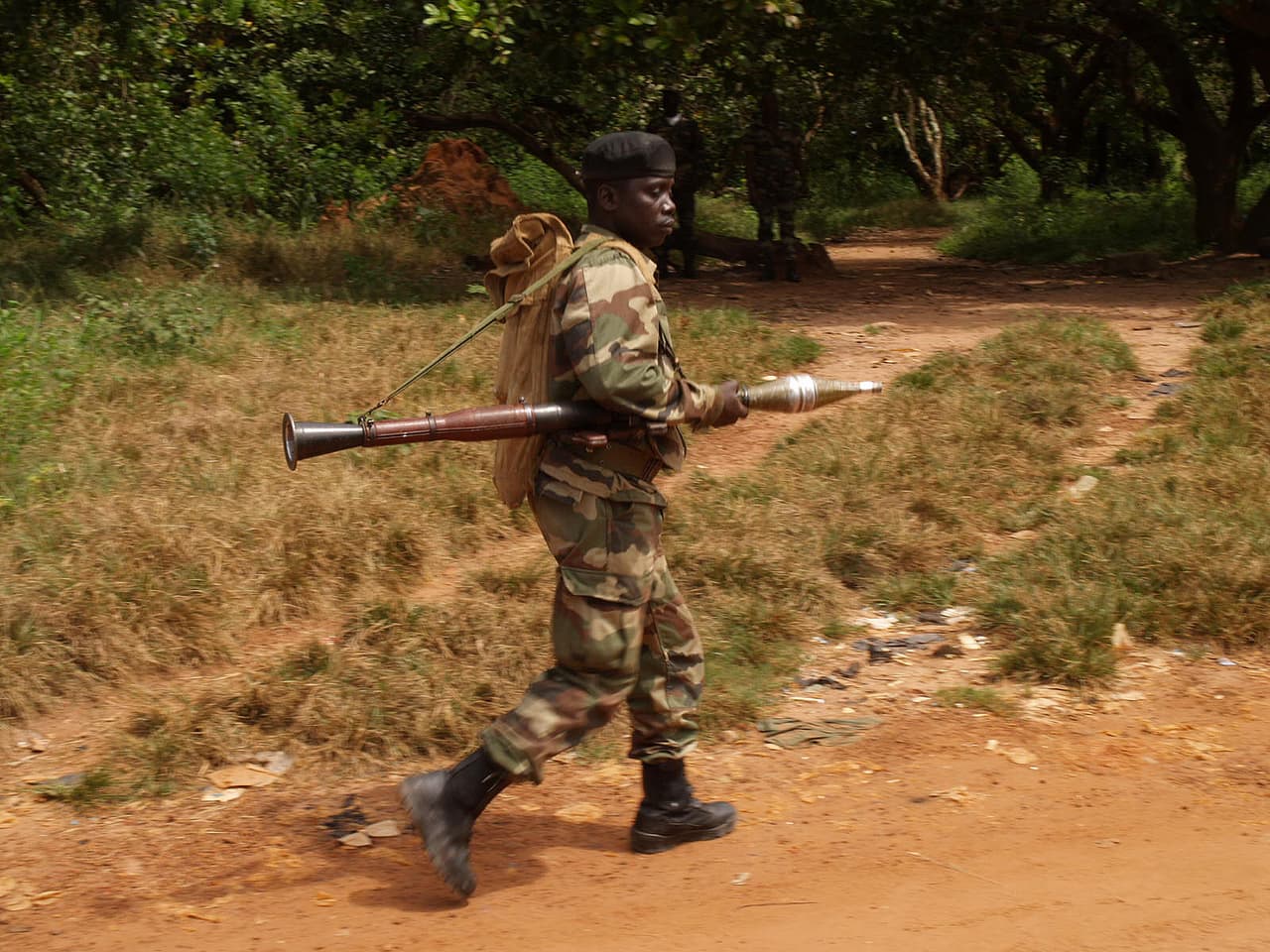 <b>Guinea Bissau. </b>Las personas que viajen a este país africano pueden tener problemas desde el momento en que se bajen del avión. El crimen y la conflictividad social son los principales retos del gobierno, pero Washington resalta que 
<b>vendedores agresivos, mendigos y, a veces, delincuentes atacan a extranjeros en el aeropuerto</b> de Bissau y otras áreas concurridas de la capital y el resto del país. La foto muestra a un soldado tras un tiroteo en la capital del país.