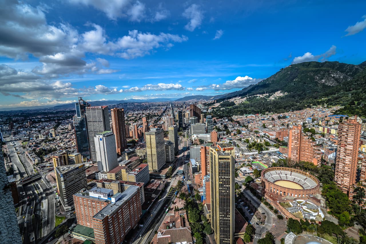 <h3 class="cms-H3-H3">2. Colombia</h3>
<br>
<br>
<b>¿Cuánto pierde su PIB por el abuso fiscal? </b>18.20%
<br>
<br>La OCDE calcula que Colombia podría elevar su recaudación fiscal por hasta 8,000 millones de dólares si disminuyera la evasión fiscal de las grandes corporaciones a la mitad. La evasión fiscal no era tratada como un delito por la legislación colombiana sino hasta 2016.
