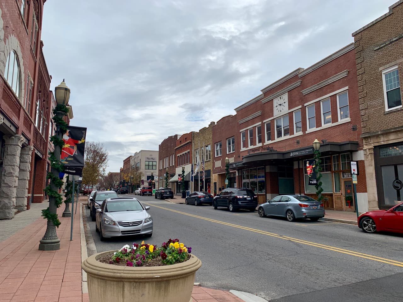<b>Puesto 20. Rock Hill, Carolina del Sur</b>
<br>
<br>Aumento en el valor promedio de la vivienda en el último año: + 25.3% (+49,802 dólares).
<br>
<br>Valor promedio de la vivienda en mayo de 2021: 246,474 dólares.
<br>
<br>Variación de la población en un año: + 2.0% (+1,431 habitantes).
<br>
<br>Población: 73,334 habitantes.
<br>
<br>Aumento del ingreso familiar promedio: + 7.8% (+3.652 dólares).
<br>
<br>Ingreso familiar promedio: 50,444 dólares.
<br>
<br>Según estimaciones de Zillow citadas por 24/7 Wall ST, entre mayo de 2020 y mayo de 2021, el valor de la típica vivienda unifamiliar estadounidense aumentó de 253,773 dólares a 287,148 dólares, 13.2%.
<br>
<br>Según la investigación, en algunas partes del país el valor de las viviendas aumentó más del doble de la tasa nacional.
<br>