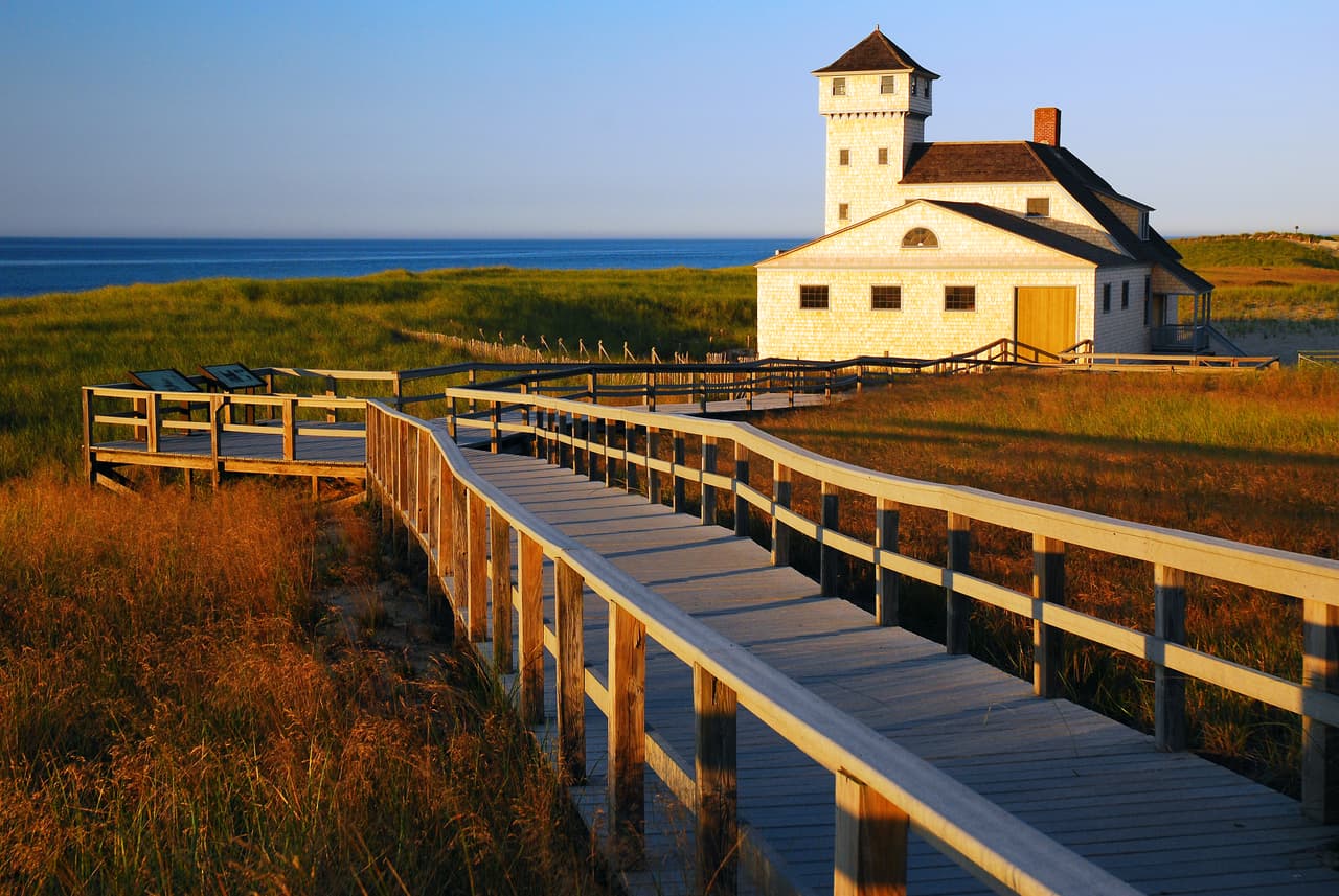 <b>Puesto 8: Coast Guard Beach, Massachusetts.</b> “La arena es bastante gruesa, por lo que la orilla se inclina abruptamente hacia el agua. La pintoresca y antigua estación de la Guardia Costera permite una vista espectacular sobre la bahía”, asegura el académico en su publicación anual, y además publicó 
<a href="https://www.drbeach.org/new-page-1"><u>una lista de recomendaciones de distancia social para evitar el contagio de covid-19</u></a> frente al mar.
<br>