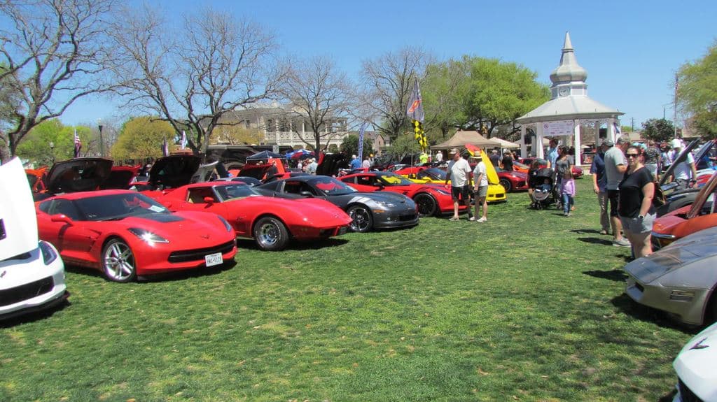 <h2 class="cms-H2-H2">Texas Corvette Association</h2>
<br>
<ul>
 <li class="li1">Cuándo: 26 de abril</li>
</ul> 
<ul>
 <li class="li1">Hora: 8:00 horas - 16:00 horas</li>
</ul> 
<ul>
 <li class="li1">Dónde: Main Plaza- Boerne</li>
</ul> 
<ul>
 <li class="li1">Qué es: Demostración de unos 400 autos, premios, invitados especiales, comida y venta de souvenirs. No te pierdas la oportunidad de tomarte una fotografía con el auto de la película Back to the Future.</li>
</ul> 
<ul>
 <li class="li1">Costo:Gratis</li>
</ul>