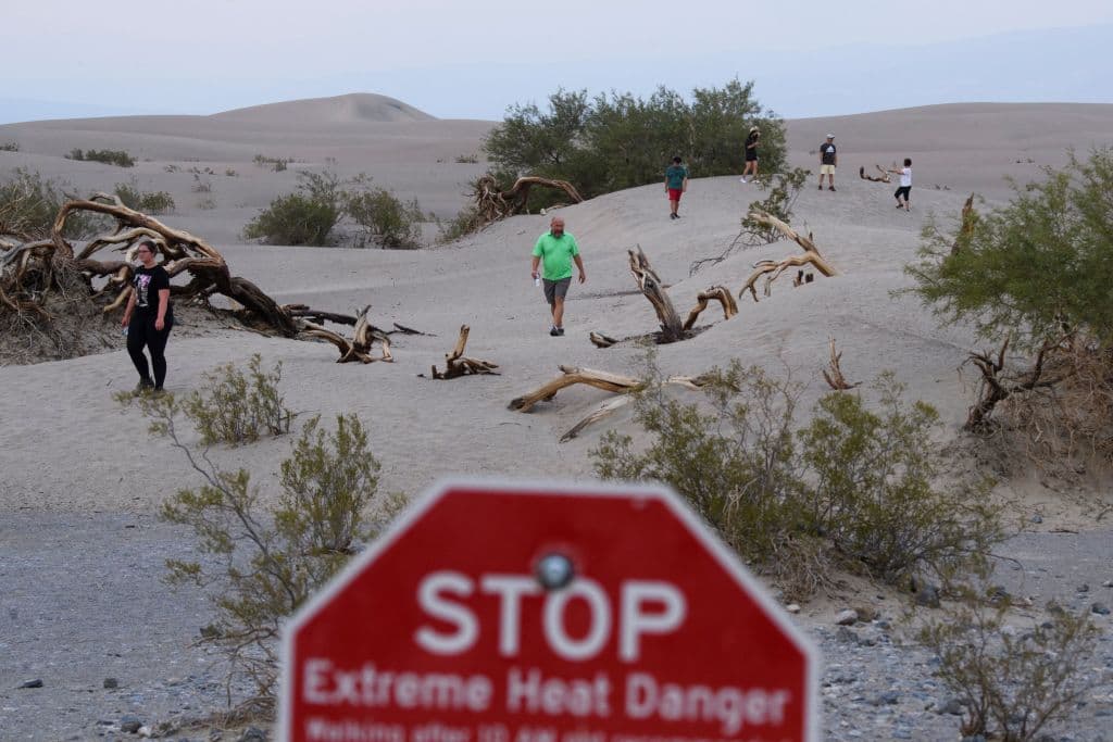 El Servicio Meteorológico Nacional emitió 
<a href="https://www.weather.gov/lox/" target="_blank">una advertencia de calor excesivo</a> para gran parte de ese estado desde el mediodía de este viernes y hasta la noche del lunes, con temperaturas que se preveen hasta 20 grados por encima de lo habitual. Para el Valle Central, este viernes, se esperan hasta 113º F y el interior del sur de California podría alcanzar los 117º F, según una experta del Servicio Meteorológico Nacional, 
<a href="https://www.nytimes.com/2021/07/08/us/heat-wave-warning-california.html?action=click&amp;algo=bandit-all-surfaces&amp;block=more_in_recirc&amp;fellback=false&amp;imp_id=370183969&amp;impression_id=3da815a5-e0aa-11eb-9a9d-e15c99d37fd0&amp;index=5&amp;pgtype=Article&amp;pool=more_in_pools%2Fus&amp;region=footer&amp;req_id=702257272&amp;surface=eos-more-in&amp;variant=0_bandit-all-surfaces" target="_blank">citada por <i>The New York Times</i></a>.