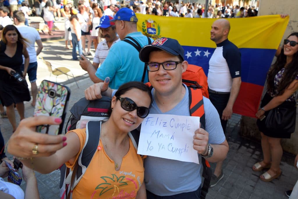 Algunos participantes tomaron fotos del momento y celebraron el poder votar, al tiempo que enviaron mensajes a sus familiares en Venezuela.
