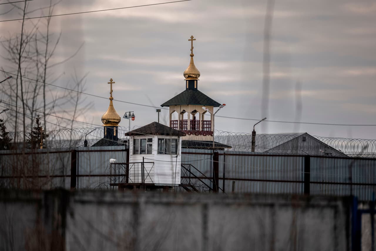 Navalny indica que aún no había visto ningún indicio de violencia en la colonia, pero por la "postura tensa de los convictos", puede "creer fácilmente" los informes anteriores de brutalidad. A principios de este mes, el activista Konstantin Kotov, que pasó casi dos años en la colonia por violar las normas de protesta, describió a la AFP un ambiente en el que los reclusos no son tratados "como personas".
<br>