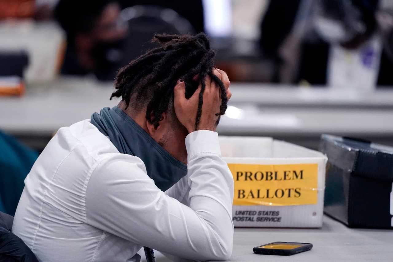 Un trabajador electoral en un centro de conteo de votos de Detroit, Michigan. En la mañana del jueves el presidente Trump tuiteo “detengan el conteo”, una idea que asomó en la misma noche electoral.