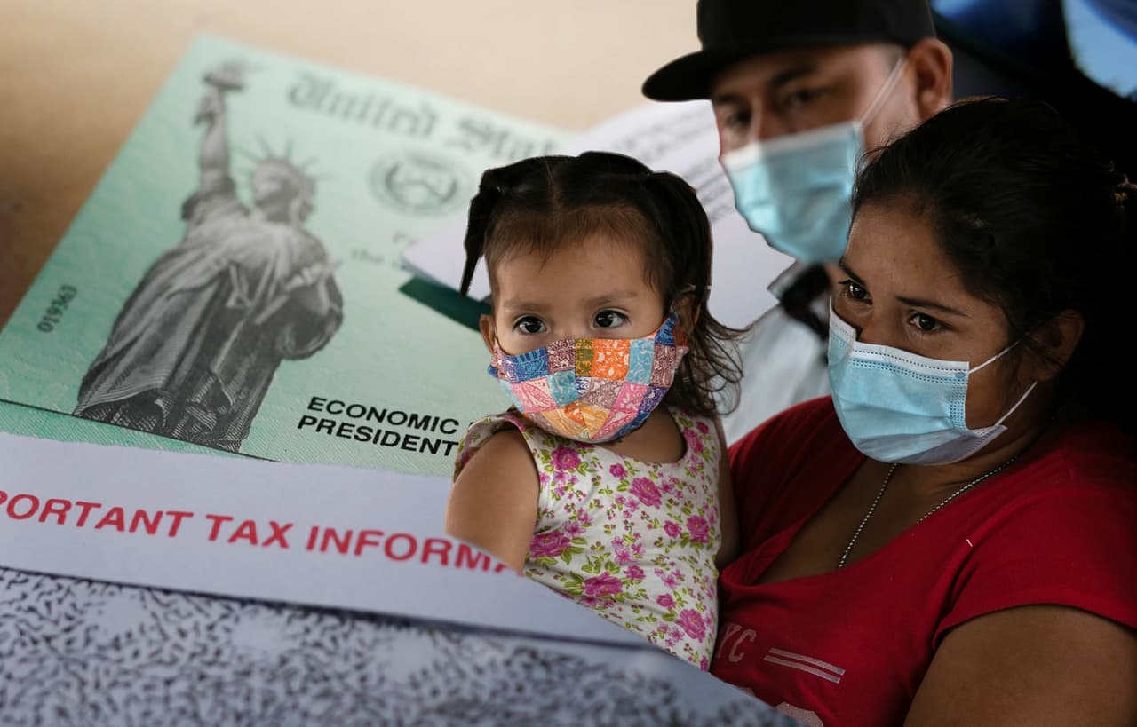 Dicho 
<a href="https://www.univision.com/local/los-angeles-kmex/cheque-estimulo-joe-biden-california-1">crédito de $3,600 por hijo menor de 6 años, y $3,000 por cada hijo menores de 18 años,</a> se entregará en pagos periódicos en lugar de incluir reembolsos solo en la época de impuestos.