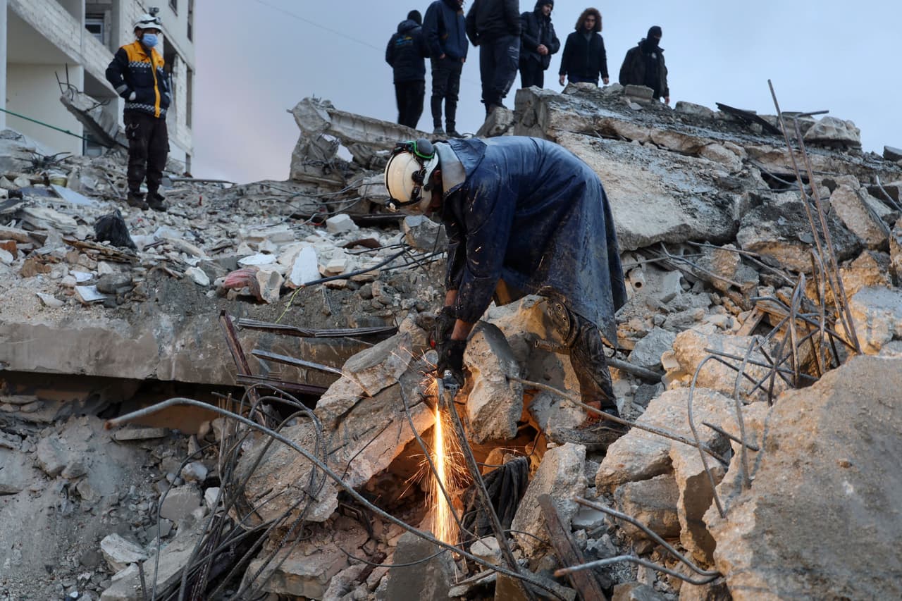 Rescatistas aserrando los hierros de una construcción para sacar a personas atrapadas entre los escombros de los edificios que se derrumbaron con el terremoto en Siria.