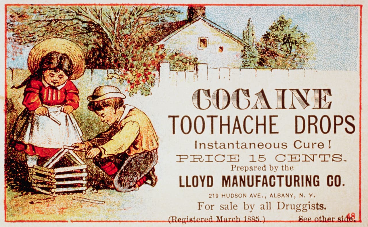<b><a href="https://www.univision.com/temas/cocaina">Cocaína</a> medicinal.</b> Este estimulante derivado de una planta de los andes sudamericanos, la coca, también comenzó a utilizarse con fines médicos. El principio activo de la hoja de coca, que fue llamado cocaína, fue sintetizado en Alemania en 1860 y desde entonces fue distribuida por las farmacéuticas en Europa y Estados Unidos. 
<br>
<br>Se utilizaba como anestésico y para prevenir la fatiga física, como muestra este cartel de gotas contra el dolor de muelas a base de cocaína que prometía “cura instantánea”, preparado por una compañía de Nueva York en 1885.