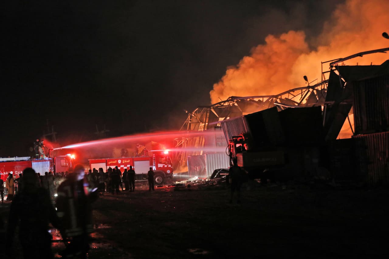 Bomberos intentando extinguir los incendios horas después de la detonación.