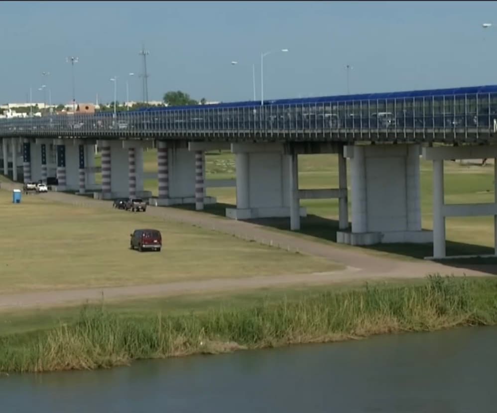 Horas antes, Mary Hernández había recorrido todo el puente internacional con su documento de identidad estadounidense y con su hija Victoria 
<b>moribunda en sus brazos</b>, hasta donde estaban los agentes 
<a href="https://www.univision.com/temas/frontera-eeuu-mexico">fronterizos. </a>
<br>
