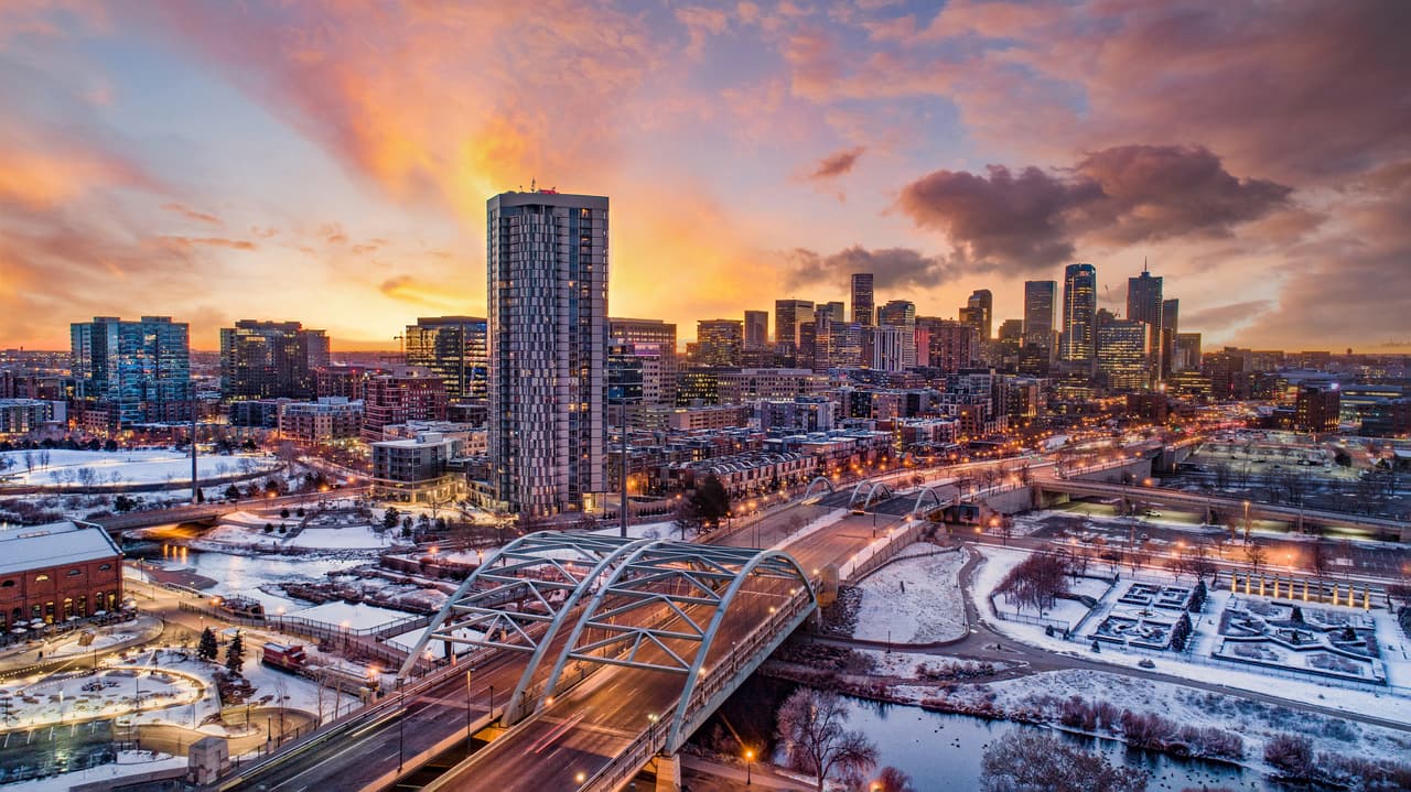 <b>Denver-Aurora-Lakewood, Colorado</b>
<br>
<br>Días promedio de las viviendas en el mercado: 17
<br>
<br>Precio promedio de cotización: 599,900 dólares.
<br>
<br>Ofertas activas en julio de 2021: 3,741.
<br>
<br>Tamaño promedio de las viviendas en venta: 2,194 pies cuadrados.
<br>
<br>Expertos han advertido que la masificación del trabajo remoto es otra de las razones del cambio en el mercado inmobiliario. 
<a href="https://www.univision.com/local/houston-kxln/que-ha-influido-para-el-aumento-de-los-precios-y-la-demanda-de-viviendas-en-texas-video"><u>Muchos han querido mudarse a otras ciudades</u></a> en busca de más espacio y menos precio, ya que no necesitan ir a la oficina.
<br>