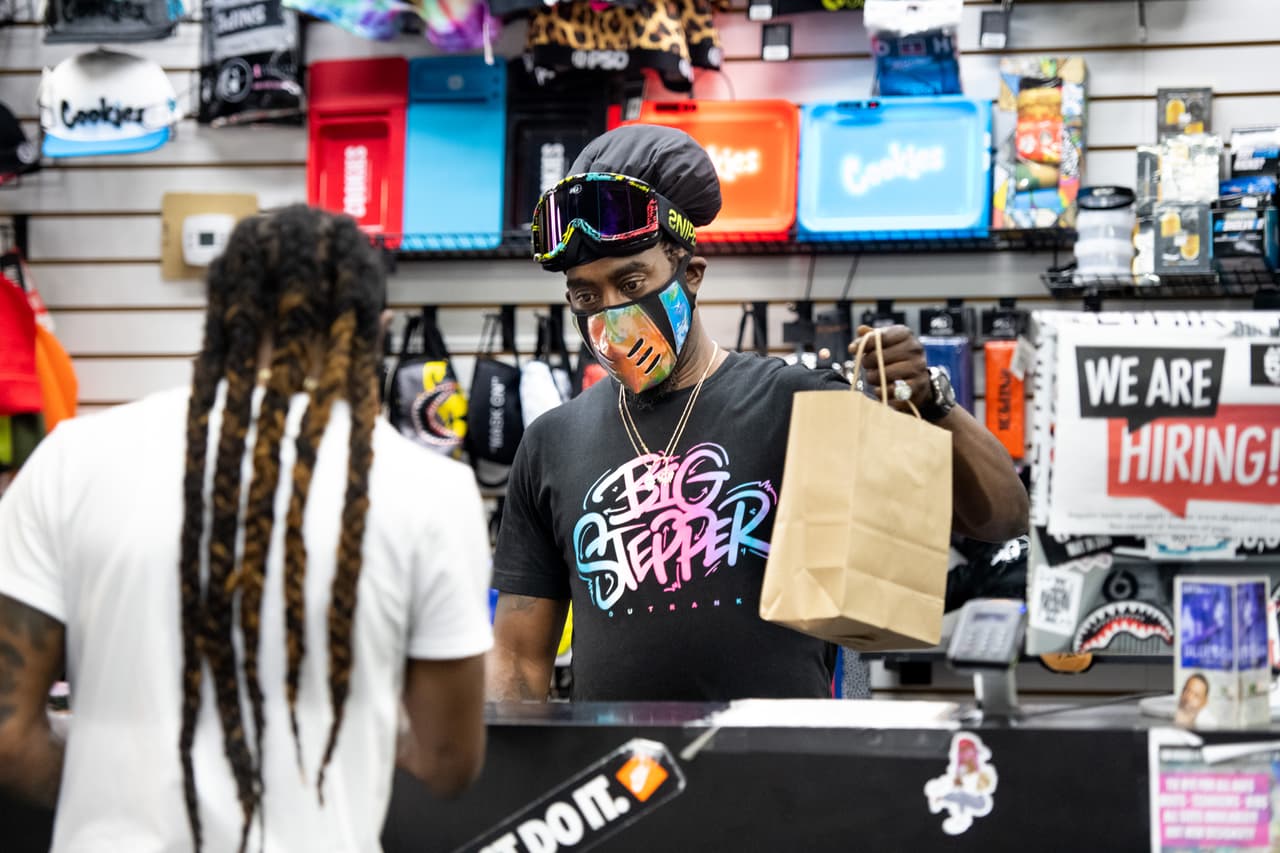<b>Carolina del Sur, Carolina del Norte y Oregon | Índice de recuperación económica: 77%. </b>Una tienda recién reabierta en Columbia, Carolina del sur, a finales de abril. El momento más bajo de la economía nacional durante la pandemia fue el 17 de ese mes, cuando el índice de recuperación económica nacional alcanzó 59%. El promedio del país está ahora en 78% (con datos hasta el 21 de agosto).