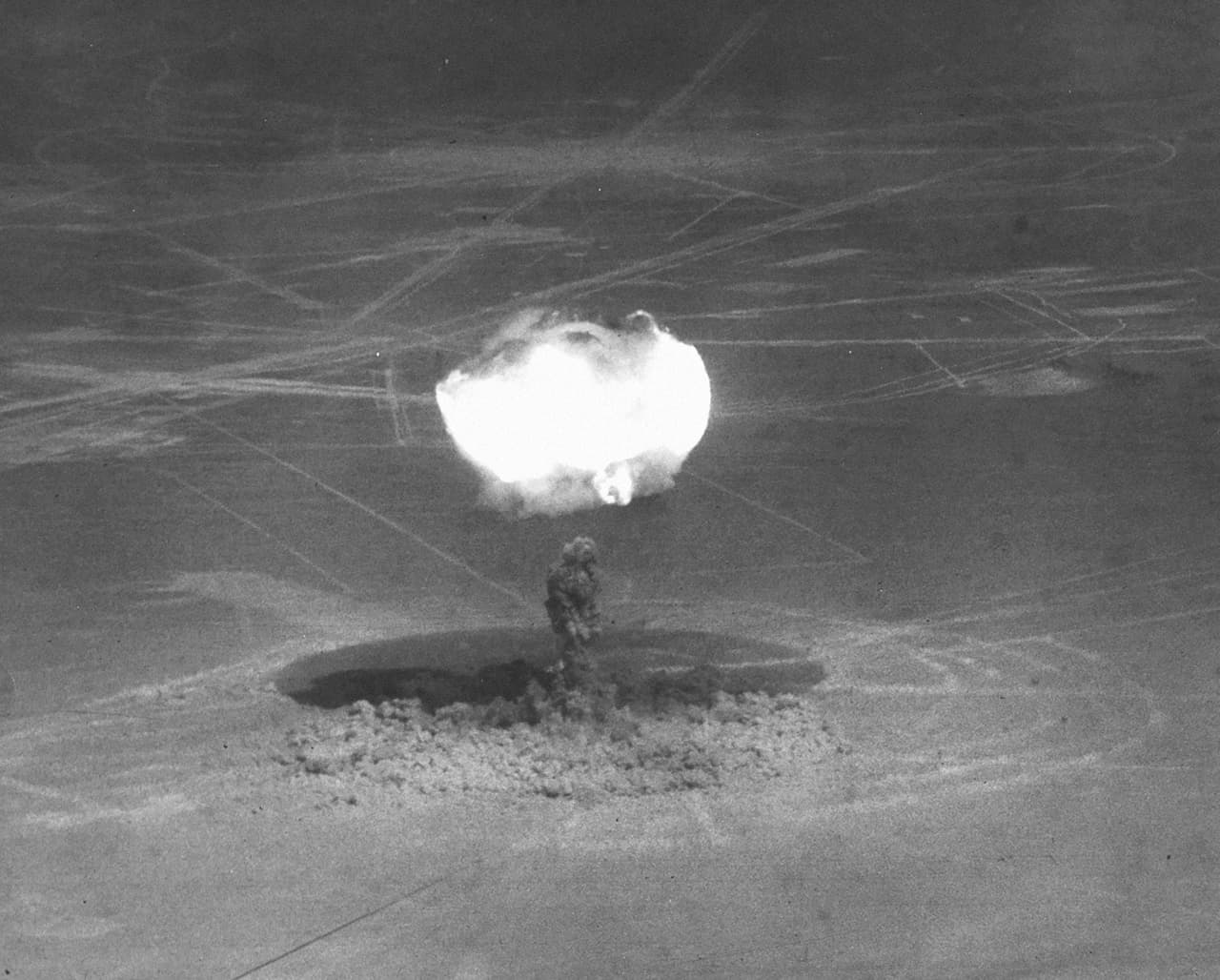 Una toma aérea de una de las explosiones atómicas sobre Nevada.