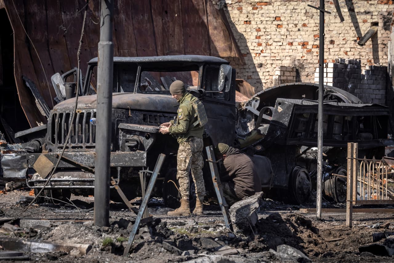 En algunos de los muchos 
<a href="https://www.univision.com/noticias/mundo/guerra-rusia-y-ucrania-simbolo-tropas-rusas-tanques-rusia-letras-pintadas-fotos">vehículos rusos destruidos se podían las "Z" con las que se identifican</a> así como cajas de municiones apiladas y proyectiles de artillería por toda la ciudad.