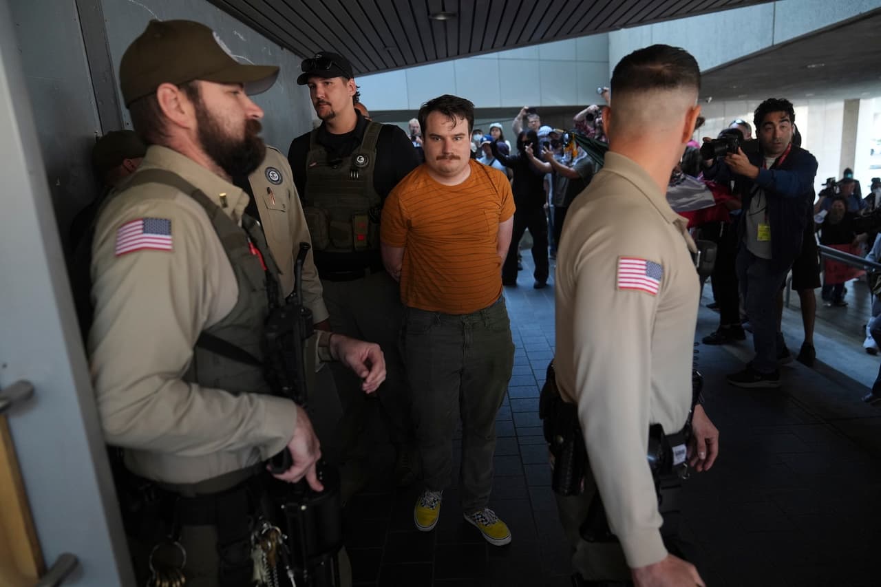 Las redadas incluyeron 
<a href="https://www.univision.com/local/los-angeles-kmex/redada-ice-centro-los-angeles-deja-multiples-detenidos">arrestos frente a negocios y estacionamientos</a>; algunos ocurrieron cerca de escuelas, generando temor entre estudiantes y familias durante eventos escolares.