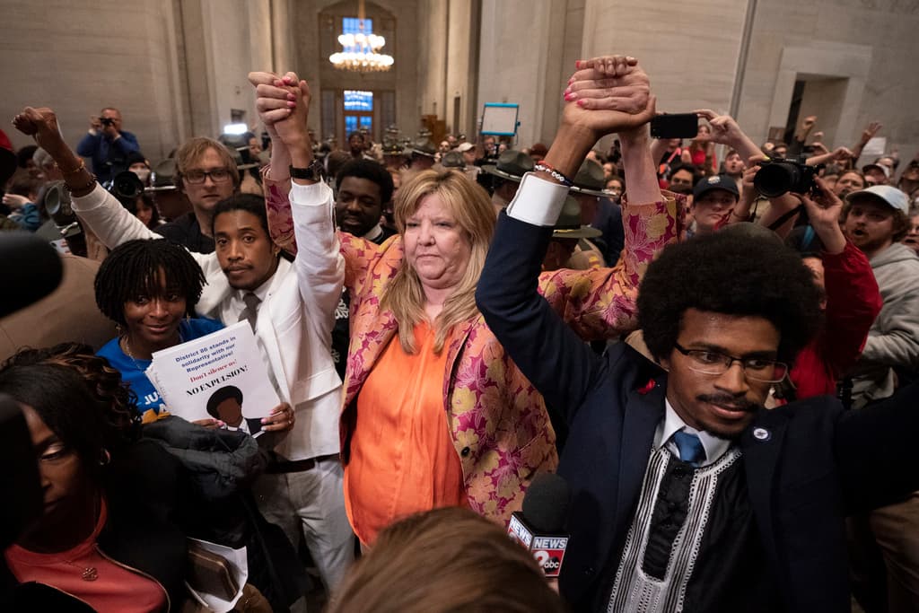 Tres legisladores demócratas protestaron contra la violencia armada en Tennessee, pero solo los dos negros fueron expulsados