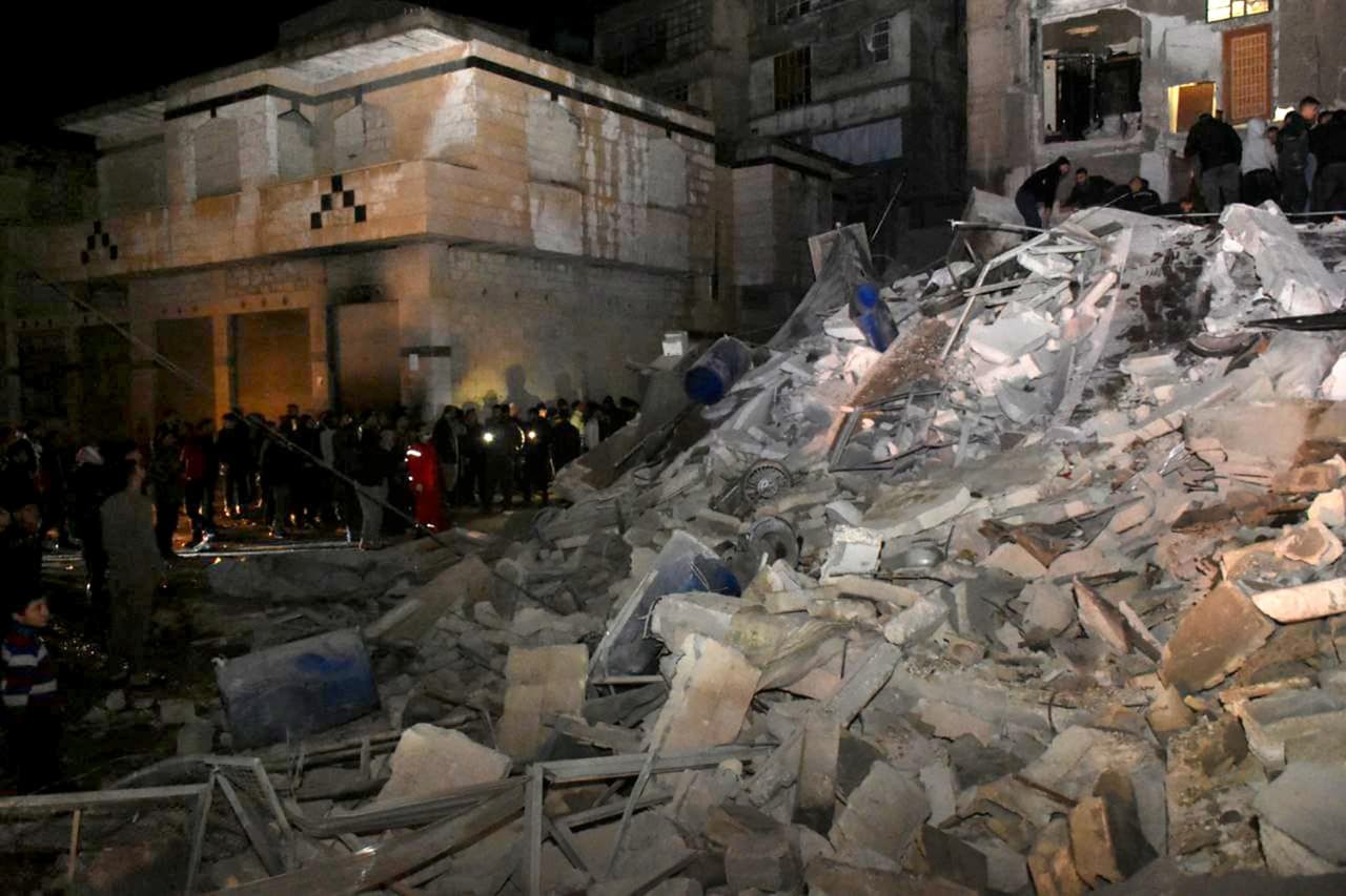 Edificios reducidos a escombros en la ciudad de Hama, Siria. Rescatistas intentan salvar a personas atrapadas.