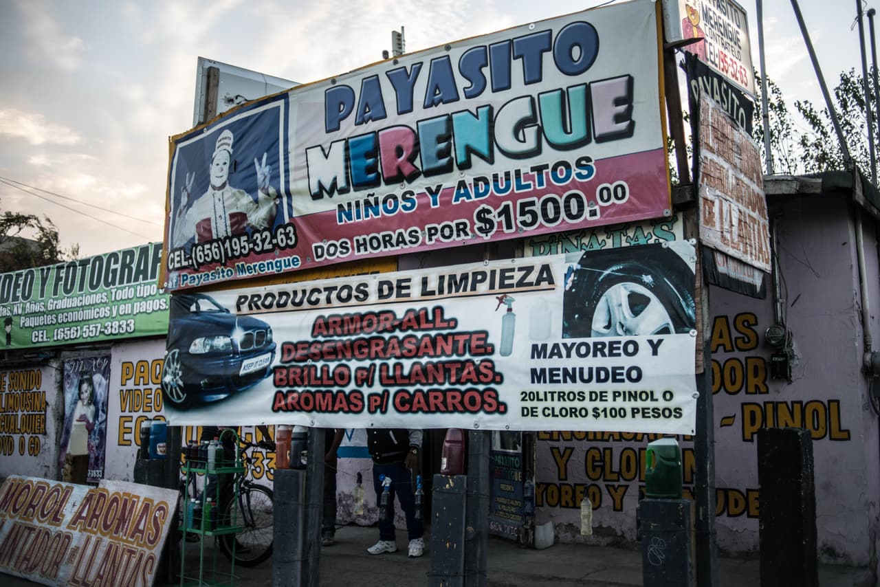 Rey Víctor nació en Xalapa, en el estado de Veracruz. A los 14 años decidió marcharse a Guadalajara, donde se casó, formó una familia y comenzó su show como payaso de fiestas infantiles y de adultos.