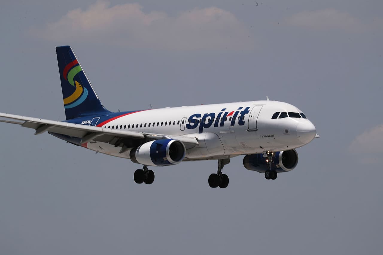  "Tenemos un bebé que no respira": enfermera jubilada salva la vida de un recién nacido en pleno vuelo