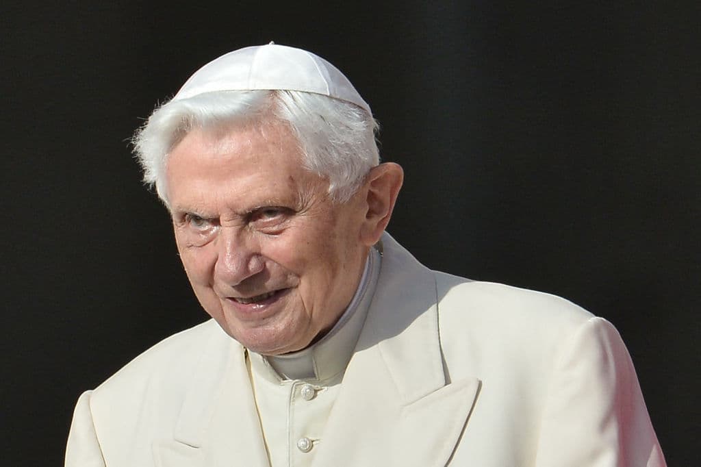 <b><a href="https://www.univision.com/noticias/mundo/muere-el-papa-emerito-benedicto-xvi">Papa emérito Benedicto XVI </a></b>
<br>
<br>Benedicto XVI falleció el 31 de diciembre de 2022 a los 95 años. Pasa a la historia por su decisión de renunciar al cargo de jefe de la iglesia católica, que hizo pública el 11 de febrero de 2013. Era la primera vez en 600 años que renunciaba un papa. Desde septiembre de 2020 
<b>Ratzinger era el pontífice de más edad de la historia, </b>superando
<b> </b>a León XIII, que falleció en 1903 a los 93 años. Hablaba diez idiomas, pero dominaba mejor el alemán, italiano, francés, latín, inglés y español. Entre las varias polémicas en las que se vio implicado Benedicto XVI, una de las más recientes y sonadas fue la publicación de un informe sobre los presuntos 
<a href="https://www.univision.com/noticias/mundo/papa-benedicto-xvi-admite-presencia-reunion-abusos-a-menores">abusos sexuales ocurridos en la archidiócesis alemana de Múnich</a> que le atribuye no haber actuado sobre al menos cuatro casos conocidos ocurridos bajo su mandato.