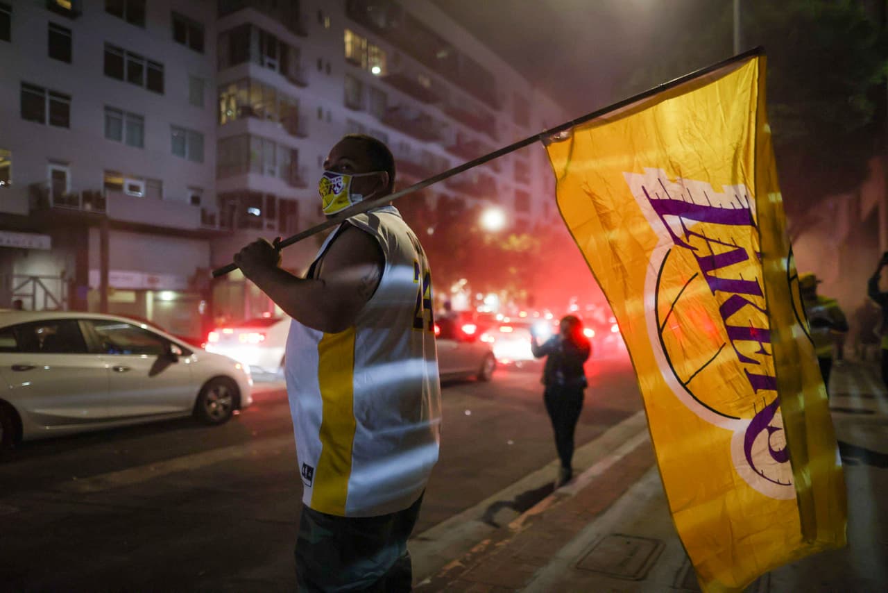 Sin importar las medidas sanitarias, fanáticos se reunieron para rendir tributo a su equipo tras 10 años de no ser campeón. Finalmente LeBron y compañía, consiguen un título más y se lo dedican a Kobe Bryant.