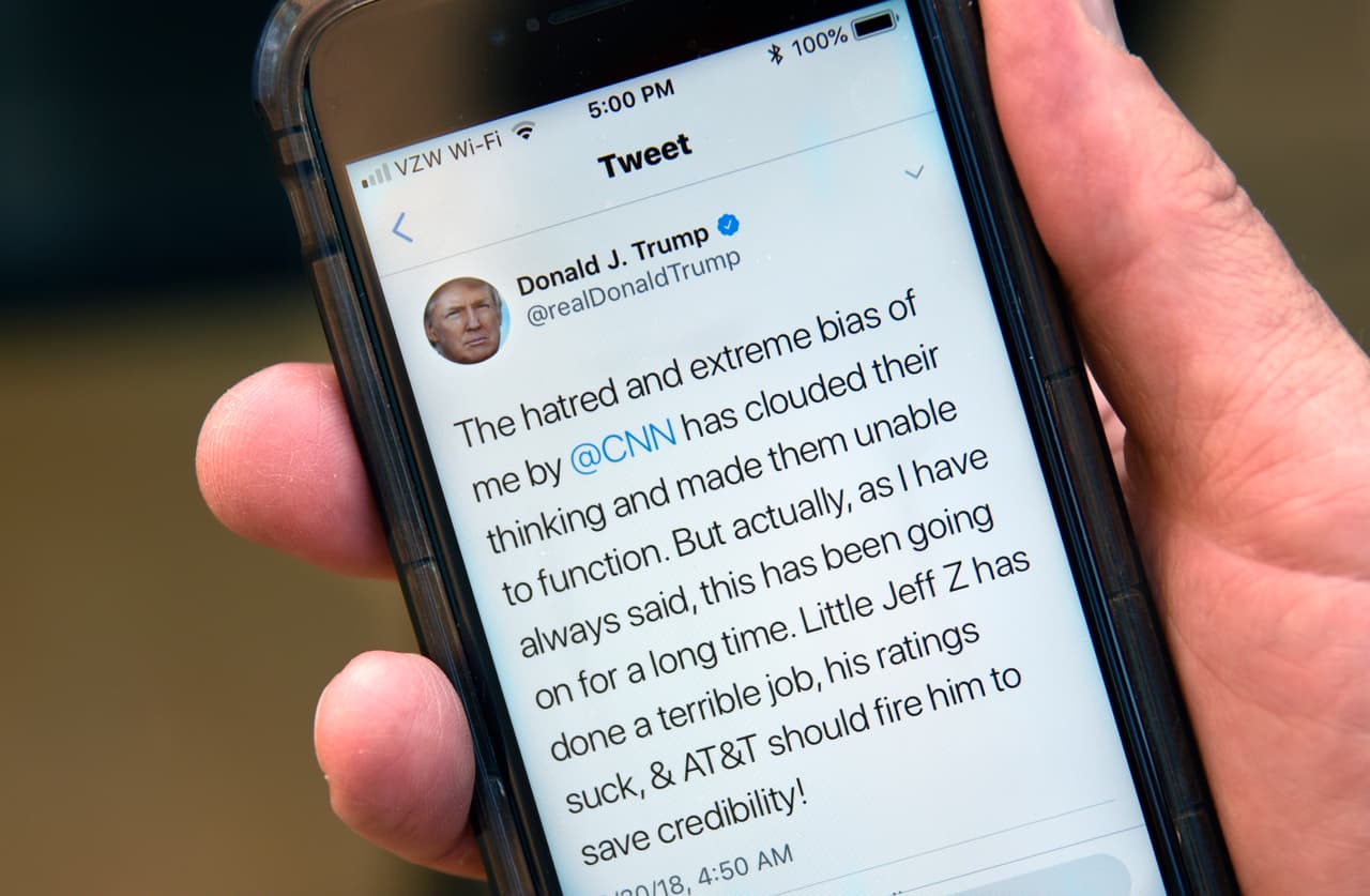 Twitter ha sido una de las herramientas más poderosas que Trump ha tenido para llegar a sus seguidores sin el 
<i>fact check</i> que entrevistadores de TV o medios podrían hacer a los numerosos mensajes que ha difundido con falsedades. 
<br>
<br>Desde mucho antes de volverse presidente, Trump se ha adherido a teorías falsas. Por ejemplo, fue la cara más visible de los llamados 
<i>birthers</i>, que cuestionaban la nacionalidad del expresidente 
<a href="https://www.univision.com/temas/barack-obama"><b>Obama</b></a>. Ya como presidente, 
<a href="https://www.univision.com/noticias/elecciones-en-eeuu-2020/asesinatos-conspiraciones-y-remedios-milagrosos-20-teorias-descabelladas-promovidas-por-trump-fotos">Trump ha insuflado infundios sobre asesinatos y también sobre un supuesto 'Estado profundo' que quiere 'derrocarlo'</a>. 
<br>
<br>La última gran falsedad azuzada por Trump fue la del inexistente fraude electoral en su contra, con el que trató de tergiversar los resultados de su derrota de noviembre de 2020. 
<br>
<br>Twitter entonces comenzó a etiquetar decenas de mensajes del presidente por violación de sus reglas, hasta que terminó por expulsarlo directamente de la red social por temor a una incitación mayor a la violencia tras la insurrección en el Capitolio de sus seguidores en enero de 2021.