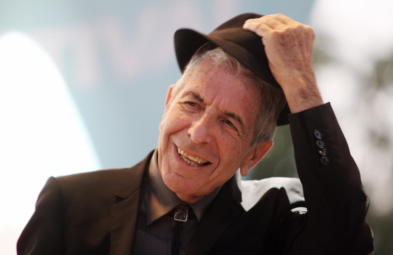 <b>Leonard Cohen.</b> Aunque los herederos del compositor canadiense habían rechazado la solicitud de los organizadores para usar la canción, ‘Hallelujah’ se escuchó durante el polémico cierre de la Convención Republicana de este año en la Casa Blanca, que incluyó 
<a href="https://www.univision.com/noticias/elecciones-en-eeuu-2020/fuegos-artificiales-y-el-uso-simbolos-nacionales-para-una-campana-electoral-el-cierre-de-la-convencion-republicana-fotos">fuegos artificiales detrás del monumento a George Washington</a>. "Si hubieran pedido 'You Want it Darker' (‘Quieres más oscuridad’, en español) hubiéramos considerado la aprobación", señaló con ironía un abogado de la familia, según publicó la revista 
<a href="https://fortune.com/2020/08/31/trump-hallelujah-songs-campaign-ralloies/"><u>Fortune</u></a>.