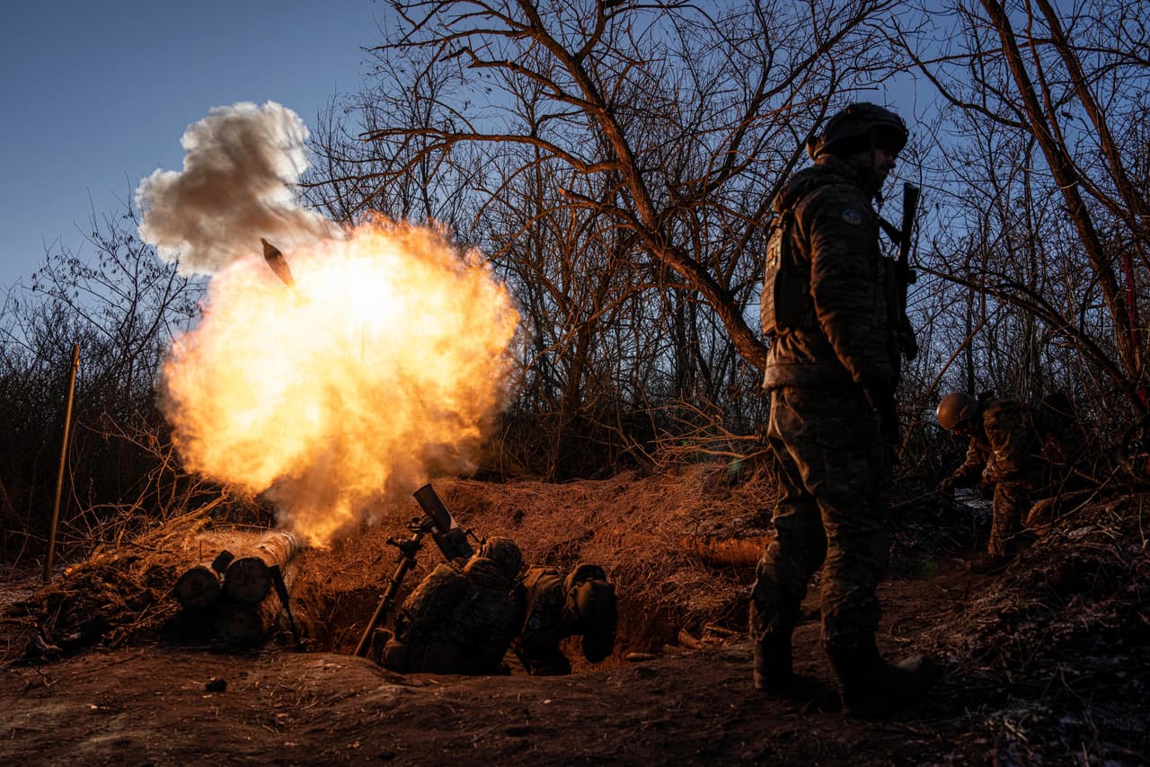 Después de meses de feroces combates, Rusia declara la captura de la ciudad minera de sal de Soledar el 12 de enero, aunque Kiev no lo reconoce hasta días después. Moscú también presiona con su ofensiva para apoderarse del bastión ucraniano de Bakhmut.