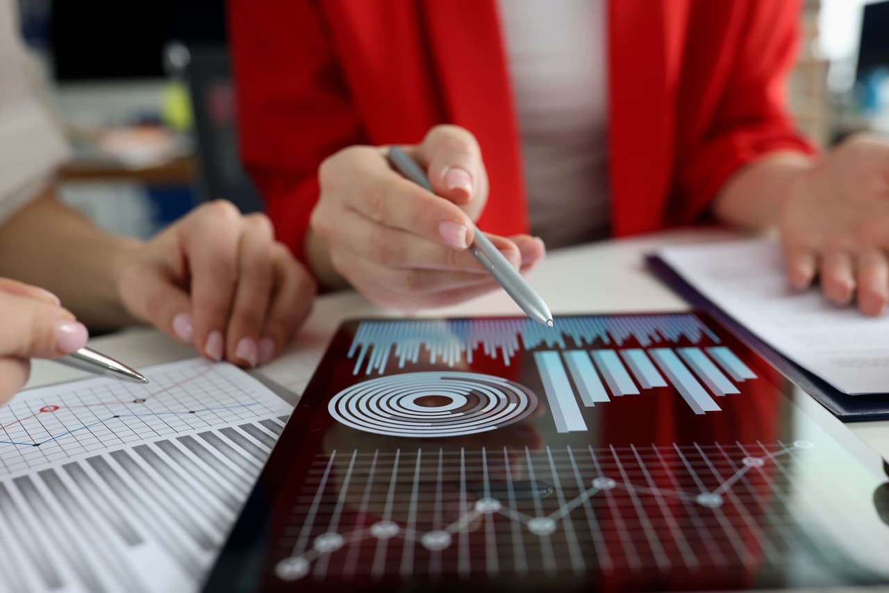 <b>Puesto 9. Industria de la información</b>
<br>
<br>
<b>Renuncias en noviembre de 2021: 54,000</b>
<br>
<br>
<b>Porcentaje de la fuerza laboral que renunció: 2%</b>
<br>
<br>Esta industria agrupa los servicios de procesamiento de información, bien sea legales, bancarios, de seguros, informáticos e investigación de mercado, entre otros. 
<br>
<br>Esta tendencia en las renuncias es vista como una señal de que el empleo se está recuperando más de la recesión causada por la pandemia del covid-19.