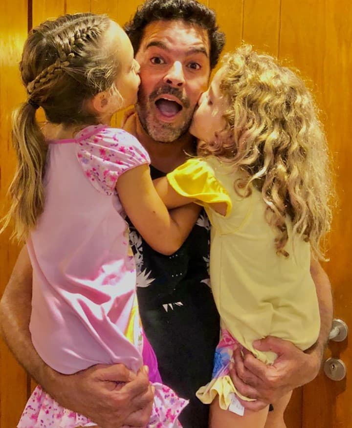 A través de las líneas 
<b><a href="https://www.univision.com/famosos/exesposa-de-pablo-montero-nuevo-novio-fotos">expresa su deseo y derecho de ver a sus hijas,</a></b> hermanas menores de sus hijos Daniel y Pablo, frutos de anteriores relaciones.