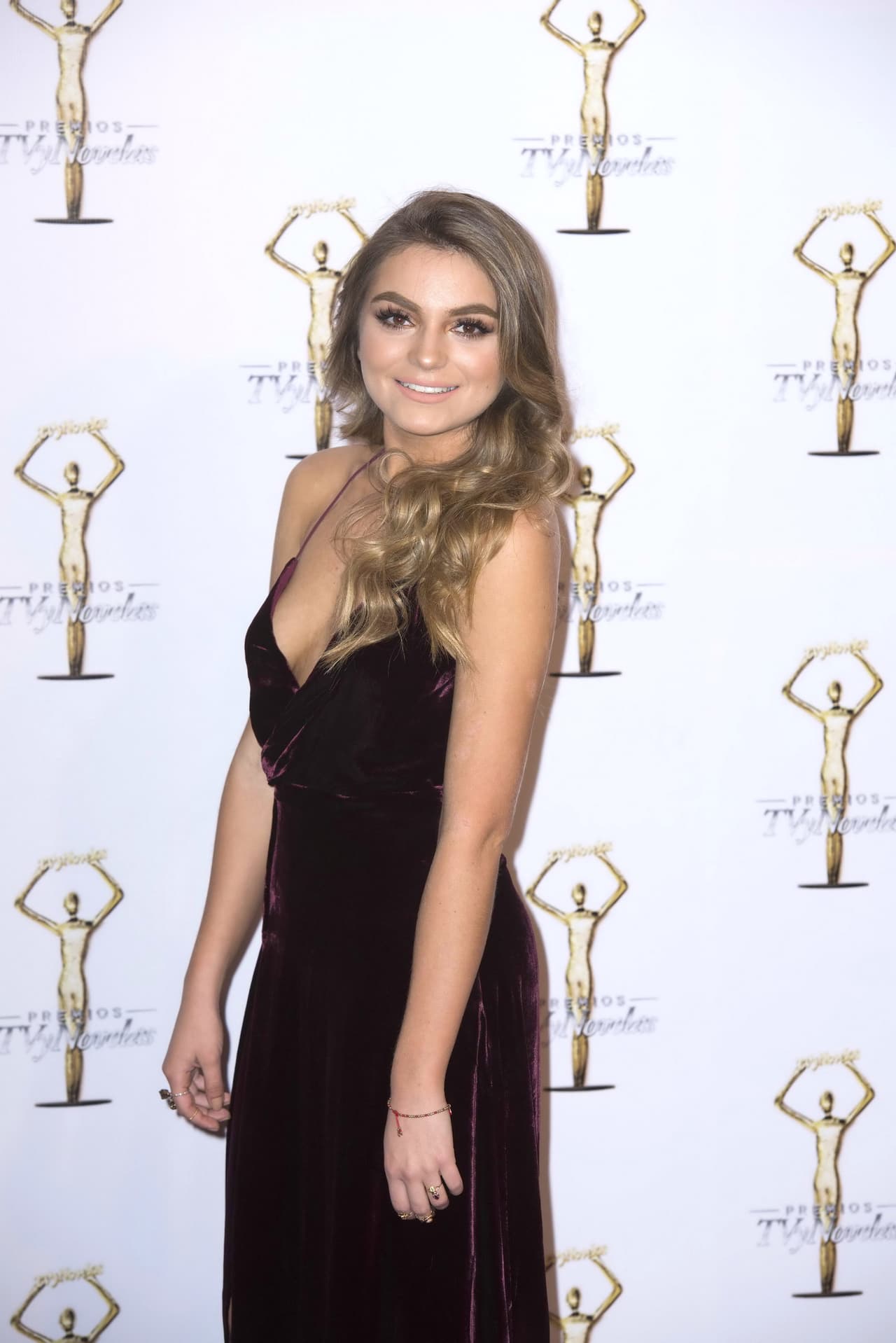 <b><a href="http://www.univision.com/temas/sofia-castro">Sofía Castro</a></b> demostró el buen gusto que tiene al escoger un vestido color vino, haciendo honor a la telenovela 
<b><a href="http://www.univision.com/novelas/vino-el-amor"><i>Vino el amor</i></a></b>.