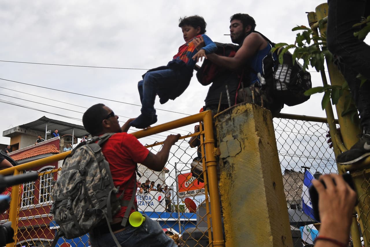 En ese punto los migrantes debían recorrer un breve trecho para llegar al puente que llega hasta el punto de control mexicano.